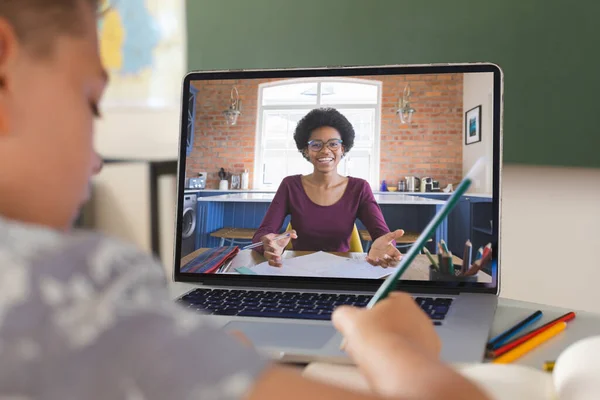 Kaukázusi Fiú Jegyzetel Míg Afro Amerikai Tanár Online Tanít Videóhívással — Stock Fotó