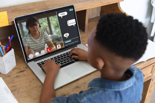 Африканский Мальчик Американец Смотрит Учителя Азиата Обучающего Онлайн Видеосвязи Домашнем — стоковое фото