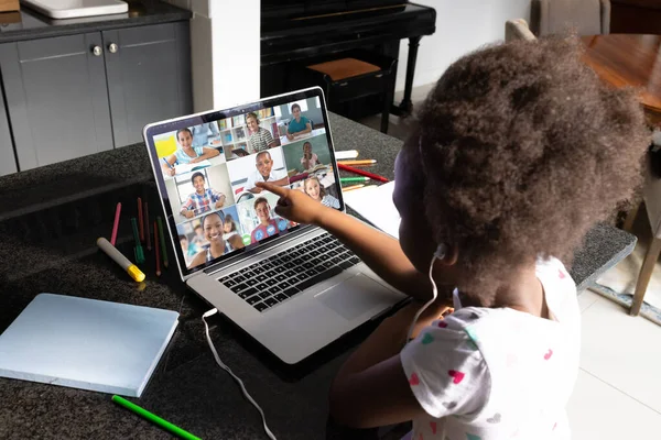 Afrikai Amerikai Lány Afro Haj Mutat Képernyőn Miközben Tanul Online — Stock Fotó