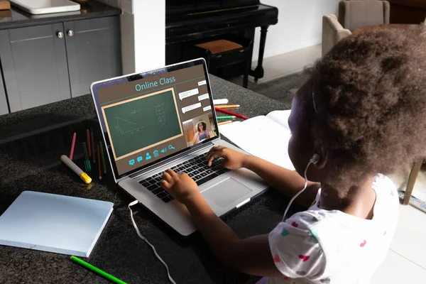 Menina Afro Americana Com Cabelo Afro Amarrando Mensagem Laptop Durante — Fotografia de Stock