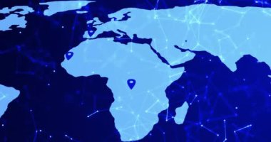 Mavi zemin üzerinde konum işaretleri ve bağlantılar olan dünya haritasının animasyonu. Dijital olarak oluşturulmuş küresel ağ, bağlantılar, iletişim ve teknoloji konsepti.