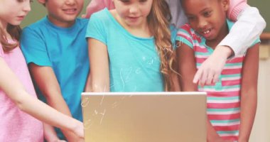 Okuldaki çeşitli öğrencilerin matematik formüllerinin animasyonu. öğrenim, eğitim ve okul konsepti dijital olarak oluşturulmuş video.