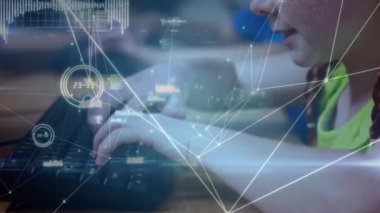 Bilgisayar kullanan çeşitli okul çocukları üzerinden bağlantı ağının animasyonu. küresel eğitim, bağlantılar ve dijital arayüz konsepti dijital olarak oluşturulmuş video.