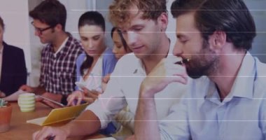 İstatistiksel veri işleme ofisinde tartışan iki beyaz adam hakkında. iş verileri ve analitik teknoloji kavramı