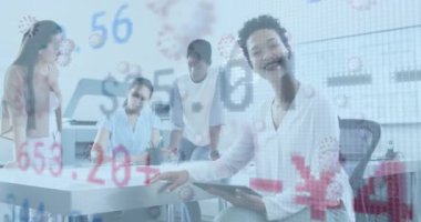 Ofiste konuşan çeşitli iş adamlarının veri işleme animasyonları. Küresel iş ve dijital arayüz kavramı dijital olarak oluşturulmuş video.