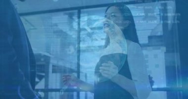 Ofiste konuşan çeşitli iş adamlarının veri işleme animasyonları. Küresel iş ve dijital arayüz kavramı dijital olarak oluşturulmuş video.