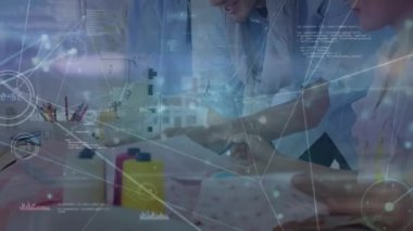 Kafkasyalı iş adamlarının konuştuğu veri işleme animasyonu. küresel iş ve dijital arayüz kavramı dijital olarak oluşturulmuş video.