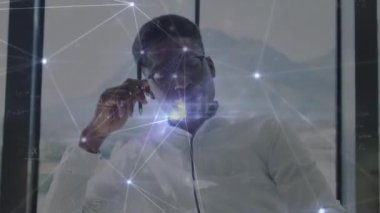 Afro-Amerikan erkekleri üzerinde veri işleme animasyonu. küresel bağlantılar, veri işleme ve teknoloji konsepti dijital olarak oluşturulmuş video.
