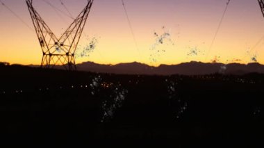 Ağ bağlantılarının animasyonu ve manzara üzerinde dürbünü olan dünya. küresel ağlar, bağlantılar ve veri işleme konsepti dijital olarak oluşturulmuş video.