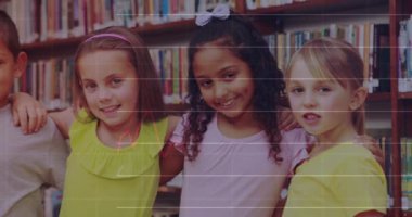 Çeşitli öğrenci grupları üzerinde finansal veri işleme animasyonu. eğitim ve öğrenme kavramı dijital olarak oluşturulmuş video.