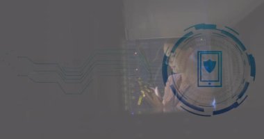 Beyaz kadın çalışanın sunucu odasında veri işleme animasyonu. Küresel iş ve dijital arayüz kavramı dijital olarak oluşturulmuş video.