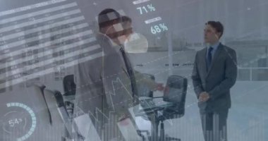 Çeşitli iş adamları grubunun el sıkışması üzerine veri işleme animasyonu. küresel iş ve dijital arayüz kavramı dijital olarak oluşturulmuş video.