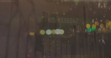 Şehir manzarası üzerinde veri işleme animasyonu. küresel iş ve dijital arayüz kavramı dijital olarak oluşturulmuş video.