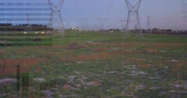 Yüksek voltaj hatları üzerinden finansal veri işleme animasyonu. Küresel iş, finans, veri işleme ve dijital arayüz kavramı dijital olarak oluşturulmuş video.