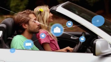 Beyaz bir çiftin arabasında oturan ikonlarla olan bağlantılarının animasyonu. ağ, bağlantılar, iletişim, ulaşım ve seyahat konsepti dijital olarak oluşturulmuş video.