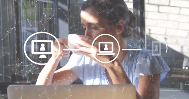 노트북을 사용하는 여성을 연결의 네트워크 애니메이션 글로벌 데이터 디지털 인터페이스 — 비디오