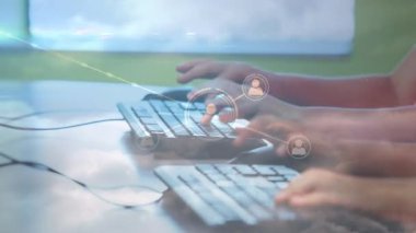 Çeşitli öğrencilerin klavyede yazı yazması üzerinden bağlantı ağının animasyonu. ağ, bağlantılar, eğitim, öğrenme ve teknoloji konsepti dijital olarak oluşturulmuş video.