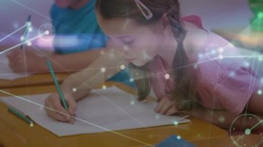 Sınıfta öğrenen çeşitli okul çocukları üzerindeki bağlantı ağının animasyonu. küresel eğitim, bağlantılar ve dijital arayüz konsepti dijital olarak oluşturulmuş video.