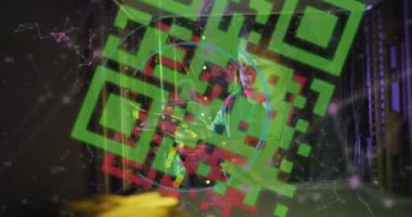 Sunucu odasındaki Afro-Amerikan kadın çalışanın veri işleme animasyonu. Küresel iş ve dijital arayüz kavramı dijital olarak oluşturulmuş video.