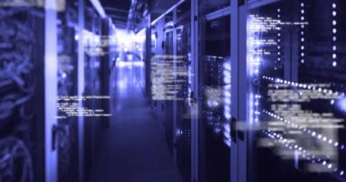 Sunucu odasında dijital veri işleme animasyonu. Küresel iş, finans, veri işleme ve dijital arayüz kavramı dijital olarak oluşturulmuş video.