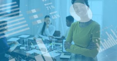 Ofiste konuşan çeşitli iş adamlarının veri işleme animasyonları. Küresel iş ve dijital arayüz kavramı dijital olarak oluşturulmuş video.