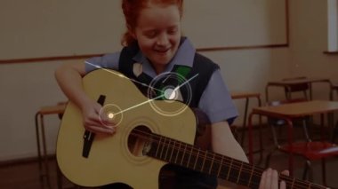 Kafkasyalı bir kızın okulda gitar çalması ile ilgili bağlantı ağının animasyonu. ağ, bağlantılar, eğitim, öğrenme ve teknoloji konsepti dijital olarak oluşturulmuş video.