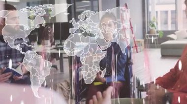 Çeşitli iş adamlarının tartıştığı veri işleme animasyonları. Küresel iş ve dijital arayüz kavramı dijital olarak oluşturulmuş video.