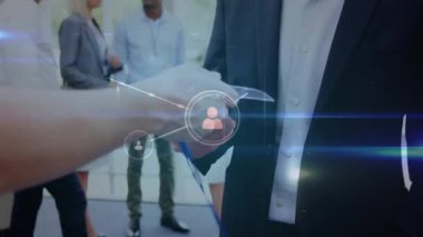 Ofiste kimlik kartı takan Kafkas işadamlarına karşı profil simgeleri ağı. Küresel ağ ve iş teknolojisi kavramı