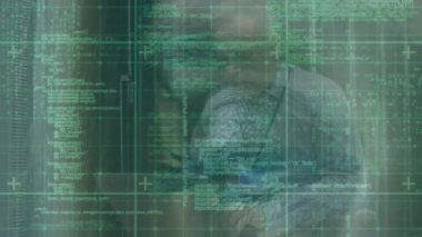 Beyaz kadının yüzünün ve veri işleme programının animasyonu beyaz erkek teknisyen üzerinden sunucuya aktarılıyor. küresel çevrimiçi güvenlik, dijital arayüz ve dijital olarak oluşturulmuş video işleme kavramı.