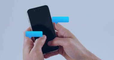 Sosyal medya simgelerinin akıllı telefon kullanarak kişinin üzerine düşmesi. Sosyal medya ve iletişim konsepti dijital olarak oluşturulmuş video.