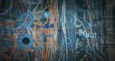 Bilgisayar sunucusu kabloları üzerinden veri işleme animasyonu. küresel bağlantılar, veri işleme ve hesaplama konsepti dijital olarak oluşturulmuş video.