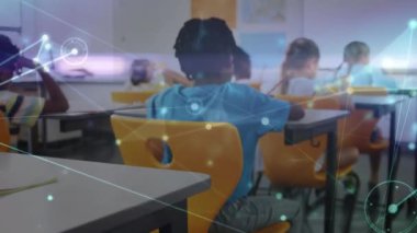 Sınıfta öğrenen çeşitli okul çocukları üzerindeki bağlantı ağının animasyonu. küresel eğitim, bağlantılar ve dijital arayüz konsepti dijital olarak oluşturulmuş video.