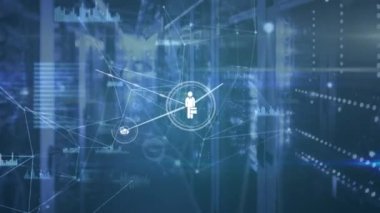 Sunucular üzerindeki simgelerle bağlantı ağının animasyonu. küresel bağlantılar, ağ, veri işleme ve teknoloji konsepti dijital olarak oluşturulmuş video.