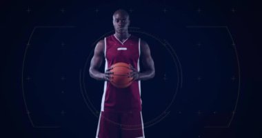 Basketbolcu üzerinden dijital arayüz animasyonu. Küresel spor, dijital arayüz ve veri işleme kavramı dijital olarak oluşturulmuş video.
