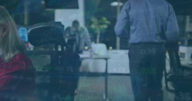 Ofiste tablet kullanan beyaz iş kadınının veri işleme animasyonu. küresel iş, bilgisayar ve dijital arayüz kavramı dijital olarak oluşturulmuş video.