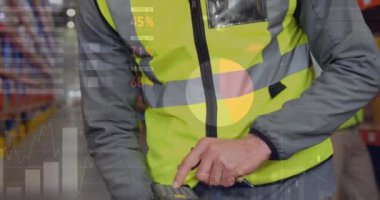 Depodaki beyaz erkek işçinin veri işleme animasyonu. Küresel iş ve dijital arayüz kavramı dijital olarak oluşturulmuş video.