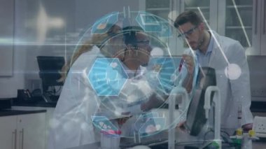 Laboratuvardaki çeşitli bilim adamları üzerinde ikonların, kürenin, DNA iplikçiklerinin ve veri işlemelerinin animasyonu. küresel bilim, veri işleme ve bağlantı konsepti dijital olarak oluşturulmuş video.