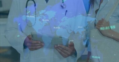 Çeşitli kadın ve erkek doktorların konuştuğu dünya haritası ve verilerin animasyonu. Tıp, sağlık, finans ve ekonomi konsepti dijital olarak oluşturulmuş video.