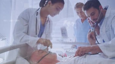 Hastayla birlikte üç farklı doktor üzerinde veri işleme animasyonu. Küresel tıp, teknoloji, veri işleme ve dijital arayüz kavramı dijital olarak oluşturulmuş video.