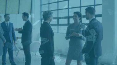 Muhtelif iş adamlarının ofiste konuştuğu kartların animasyonu. iş, finans ve ekonomi kavramı dijital olarak oluşturulan video.