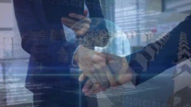 Çeşitli iş adamlarının el sıkışması üzerine veri işleme ve grafiklerin animasyonu. işletme, finans, ekonomi ve teknoloji konsepti dijital olarak oluşturulmuş video.