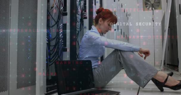 サーバールームにおける白人女性労働者に対するデータ処理のアニメーション 世界的な技術とデジタルインターフェースの概念デジタル生成されたビデオ — ストック動画