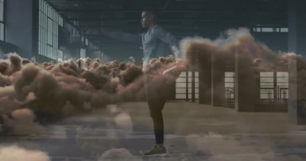 Анимация Облаков Над Тренировками Африканского Американского Спортсмена Концепция Глобального Спорта — стоковое видео