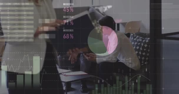 Animering Databehandling Över Olika Affärsmän Talar Globalt Affärs Och Digitalt — Stockvideo
