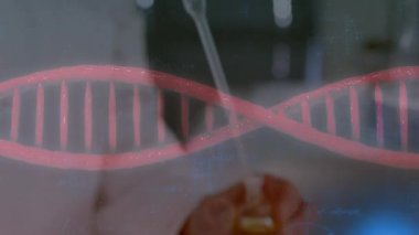 DNA ipliği ve matematiksel formüllerin bilim adamı üzerinde dönmesinin animasyonu. küresel bilim, bağlantılar, veri işleme ve dijital arayüz kavramı dijital olarak oluşturulmuş video.