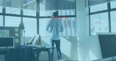 Afro-Amerikan iş adamı yerine kalp animasyonu. küresel iş, Ukrayna krizi ve dijital arayüz konsepti dijital olarak oluşturulmuş video.