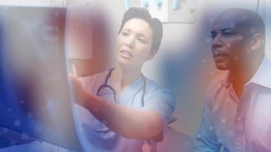 Muhtelif doktorların konuşmalarından oluşan bir animasyon. küresel tıp ve dijital arayüz kavramı dijital olarak üretilen video.