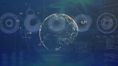 Veri işleme ve küre animasyonunun karanlık arkaplan üzerinde veri işleme ile canlandırılması. küresel bağlantılar, veri işleme ve teknoloji konsepti dijital olarak oluşturulmuş video.