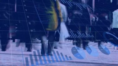 Yürüyen insanlar üzerinde finansal veri işleme animasyonu. küresel bağlantılar, veri işleme ve dijital arayüz konsepti dijital olarak oluşturulmuş video.