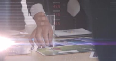 Çalışan iş adamları üzerinde finansal veri işleme animasyonu. küresel iş, finans, veri işleme ve dijital arayüz kavramı dijital olarak oluşturulmuş video.